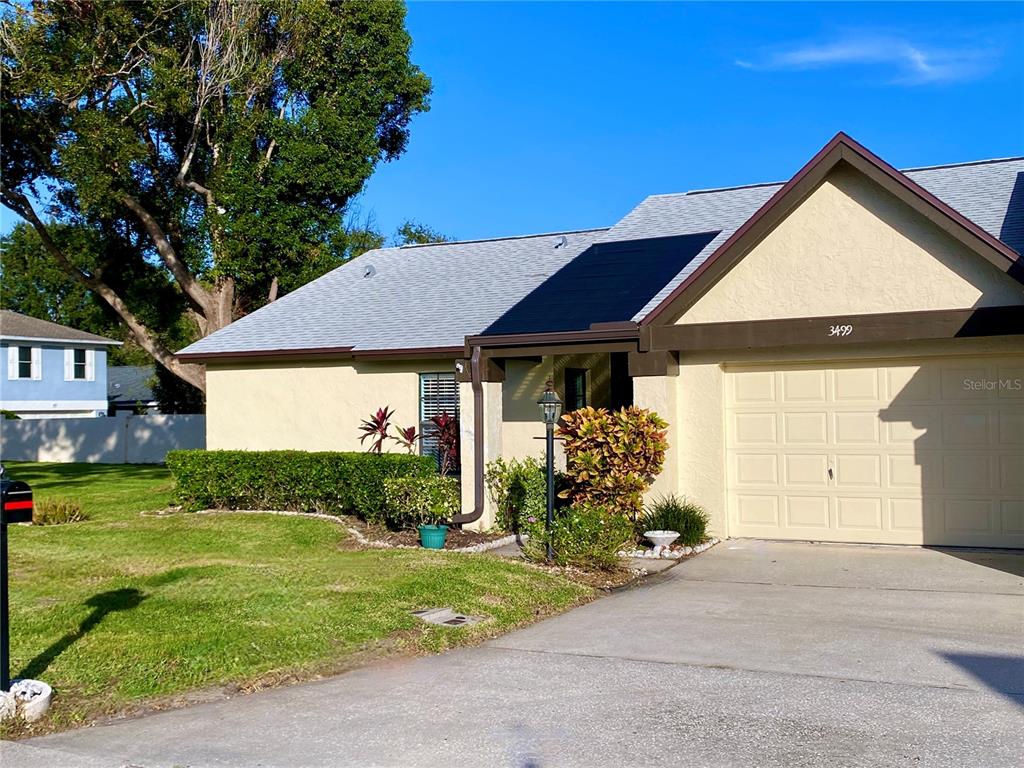 An End Unit with one car garage!