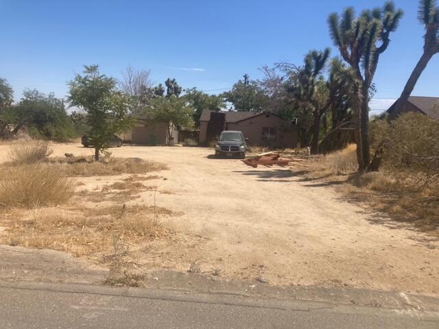 a view of a yard with a house