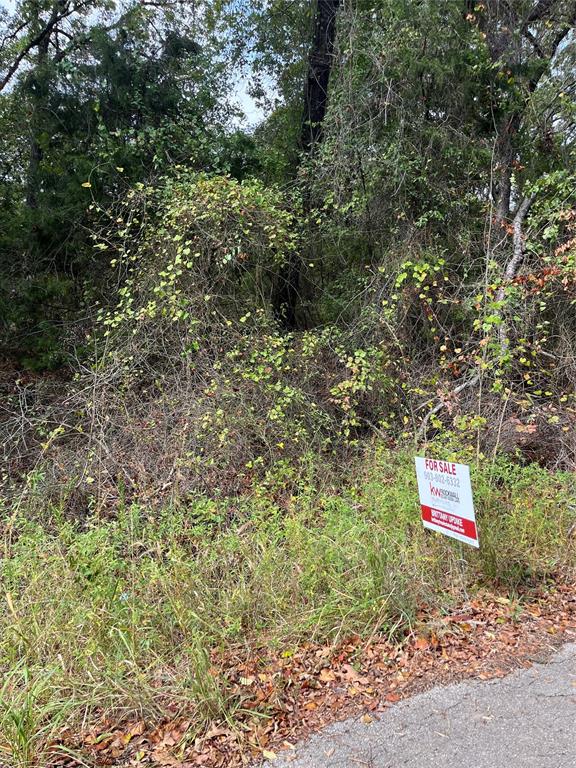 a sign that is sitting in a yard