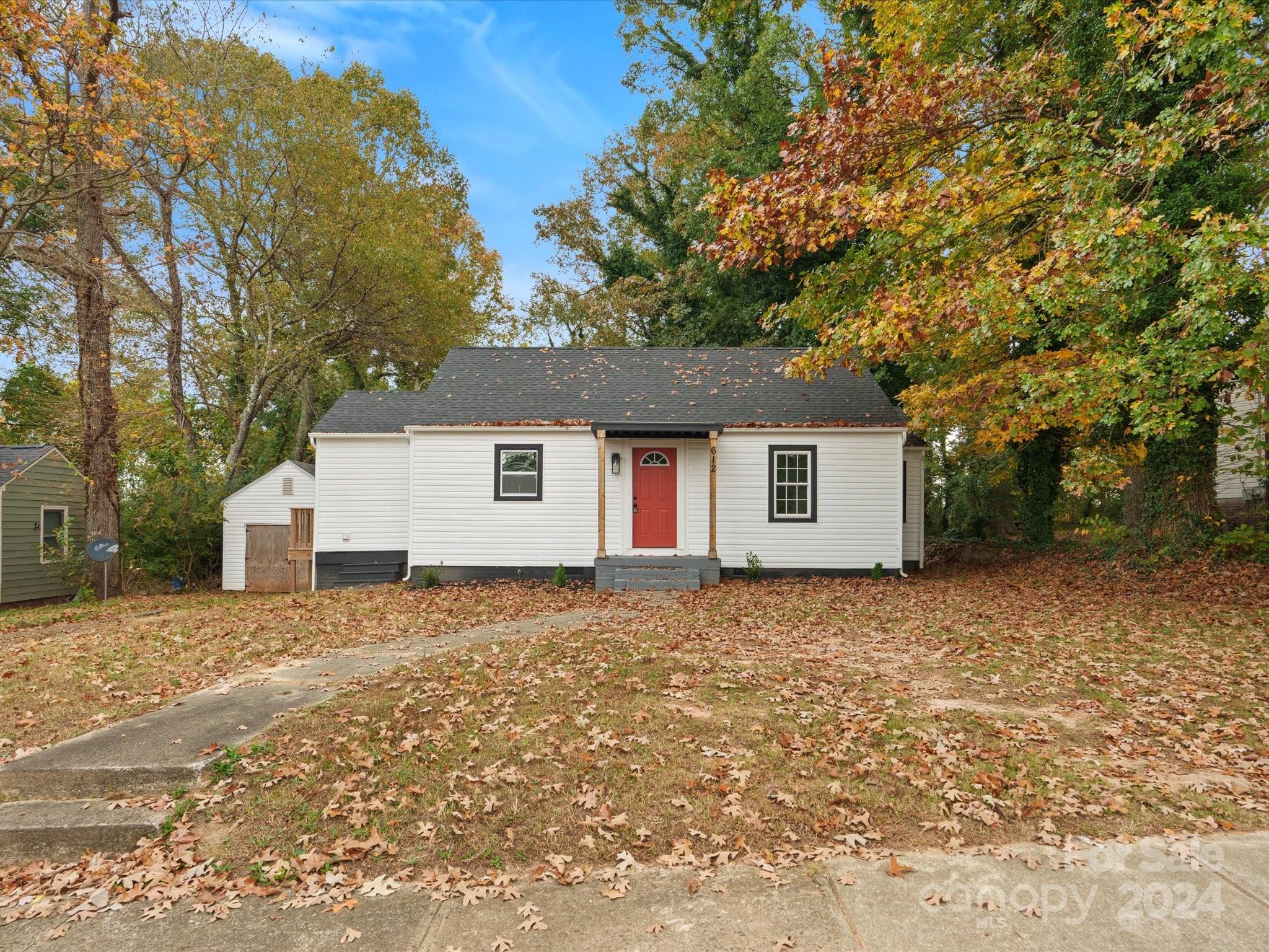 a view of a house with a yard