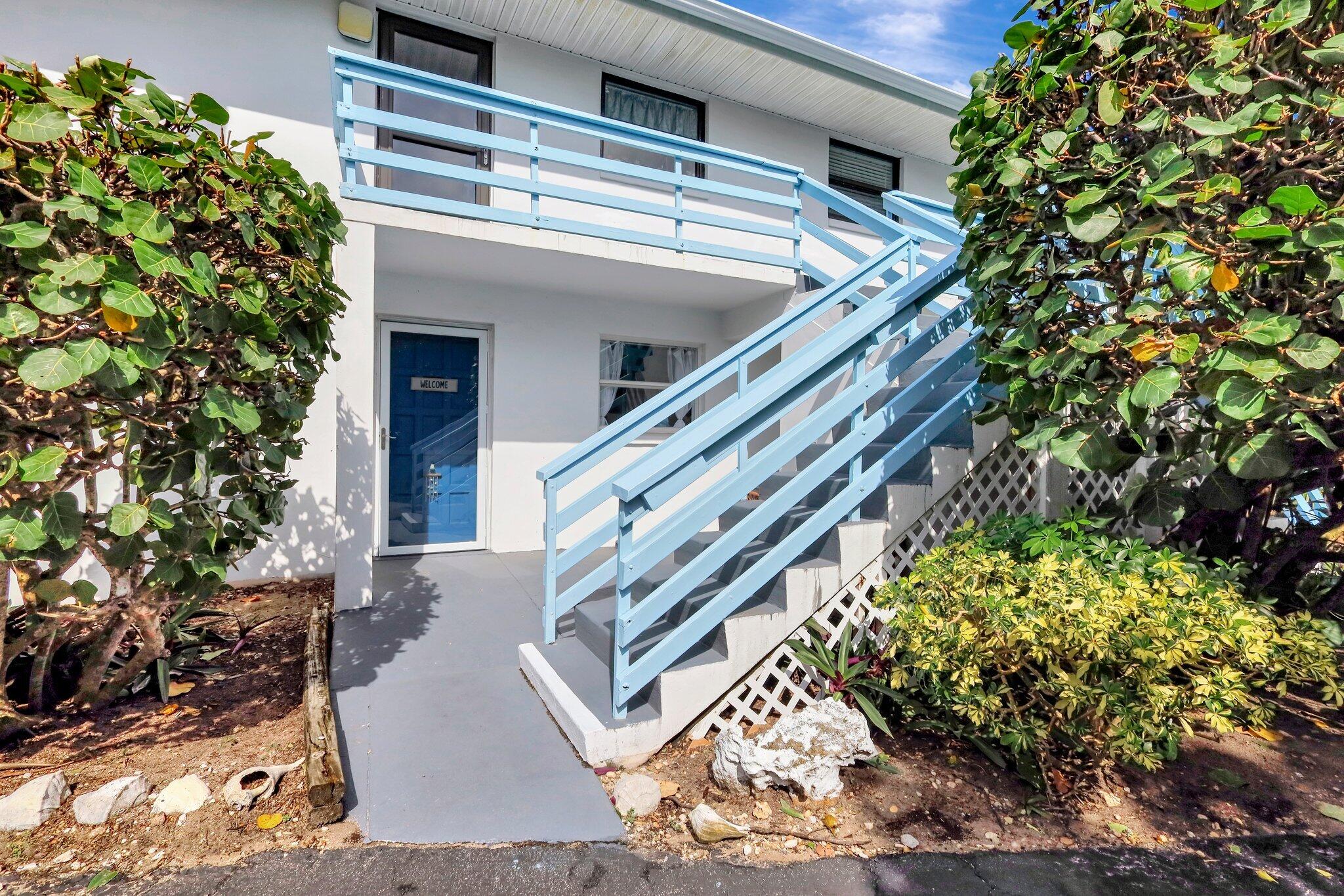 a view of entryway with an front of house