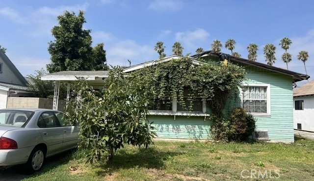 a view of a house with a yard