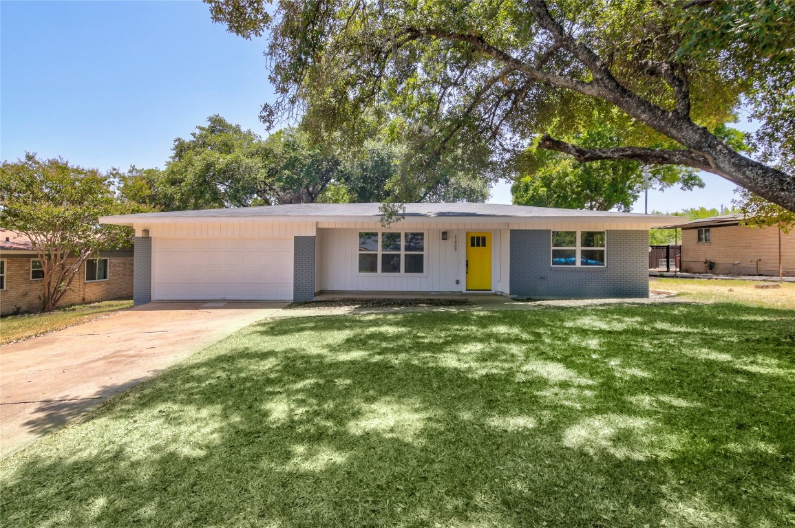 a view of a house with a backyard