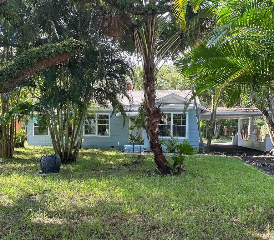 a view of a house with backyard