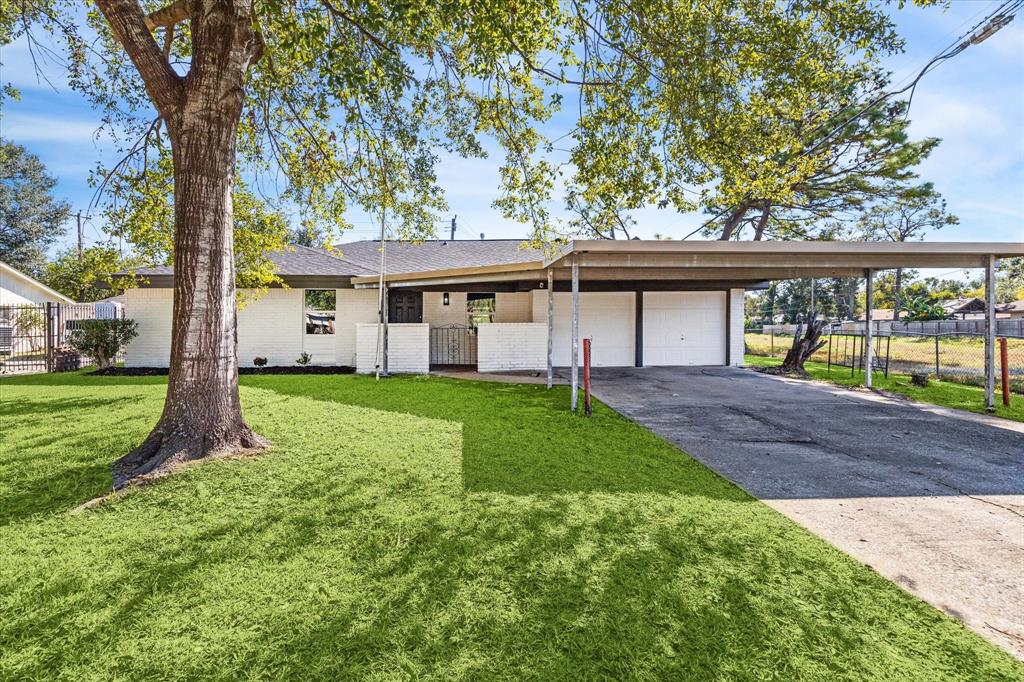 a view of house with a yard