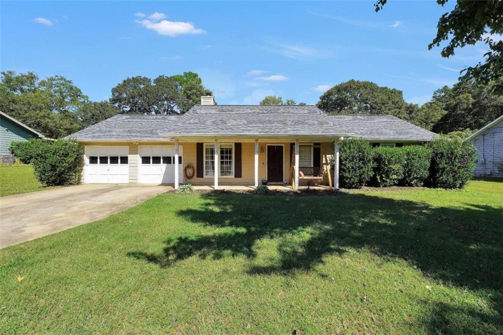 a view of a house with a yard