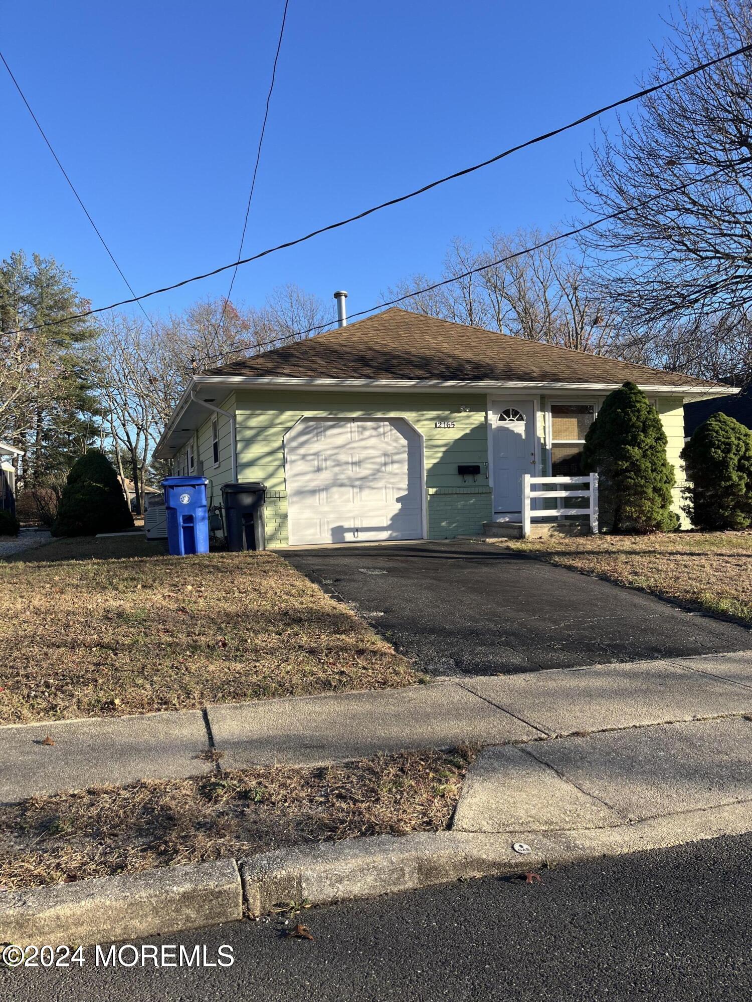 a view of street with a small yard