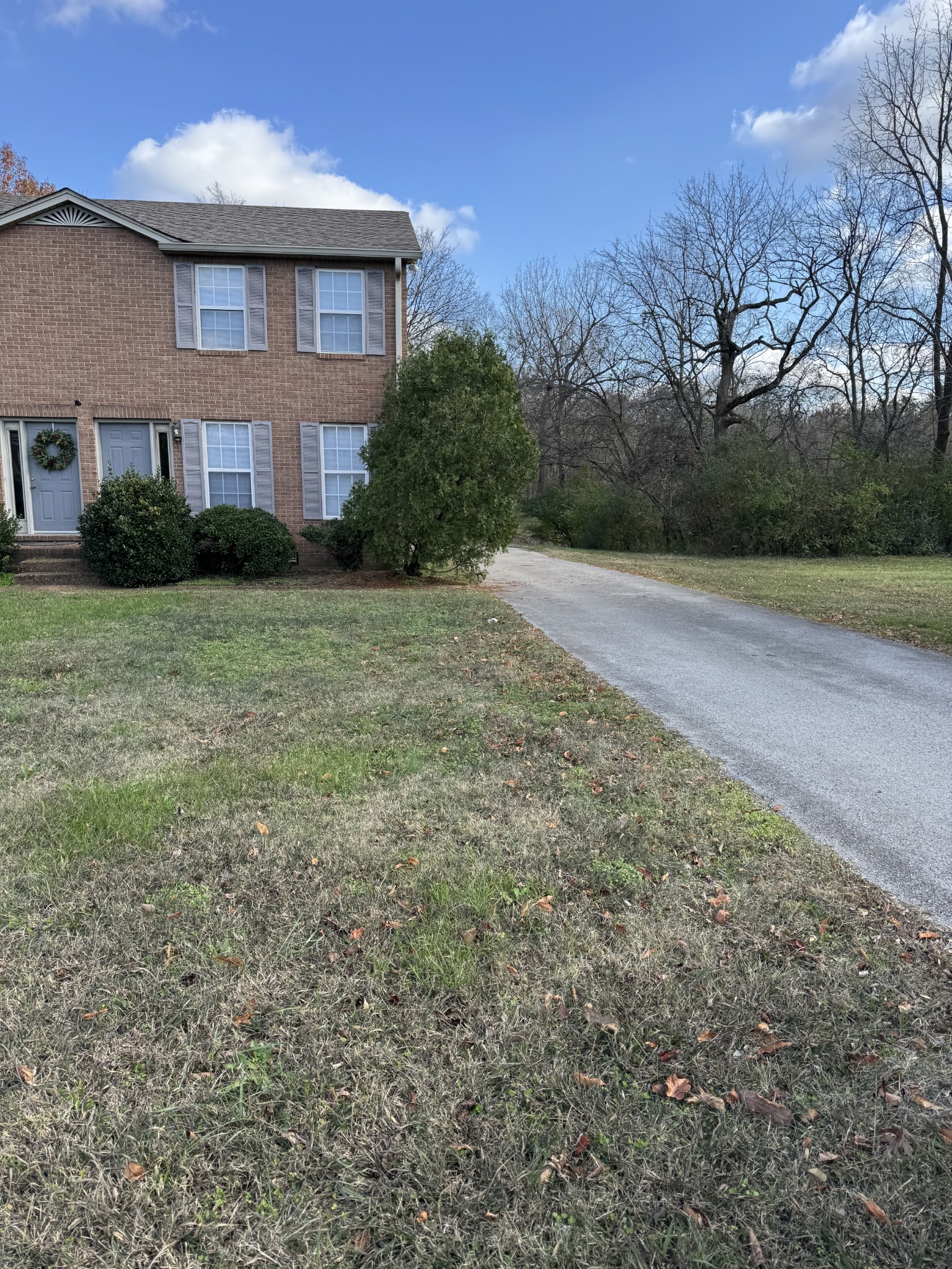 a view of a house with a yard