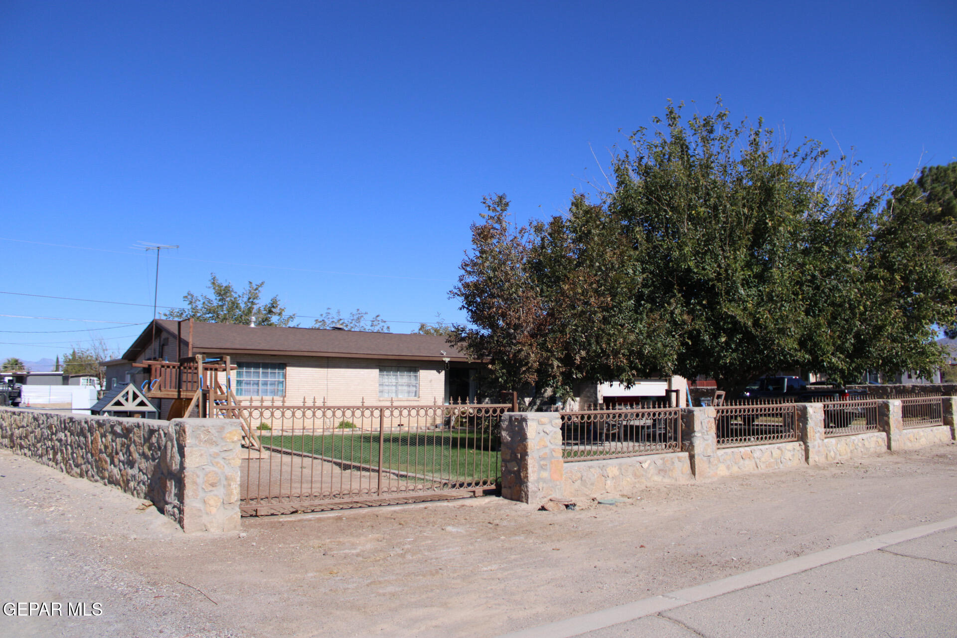 a view of a house with backyard and sitting area