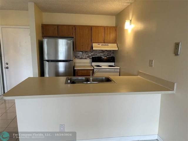 $1,575 | 2401 Riverside Drive, Unit 517 | Holiday Springs