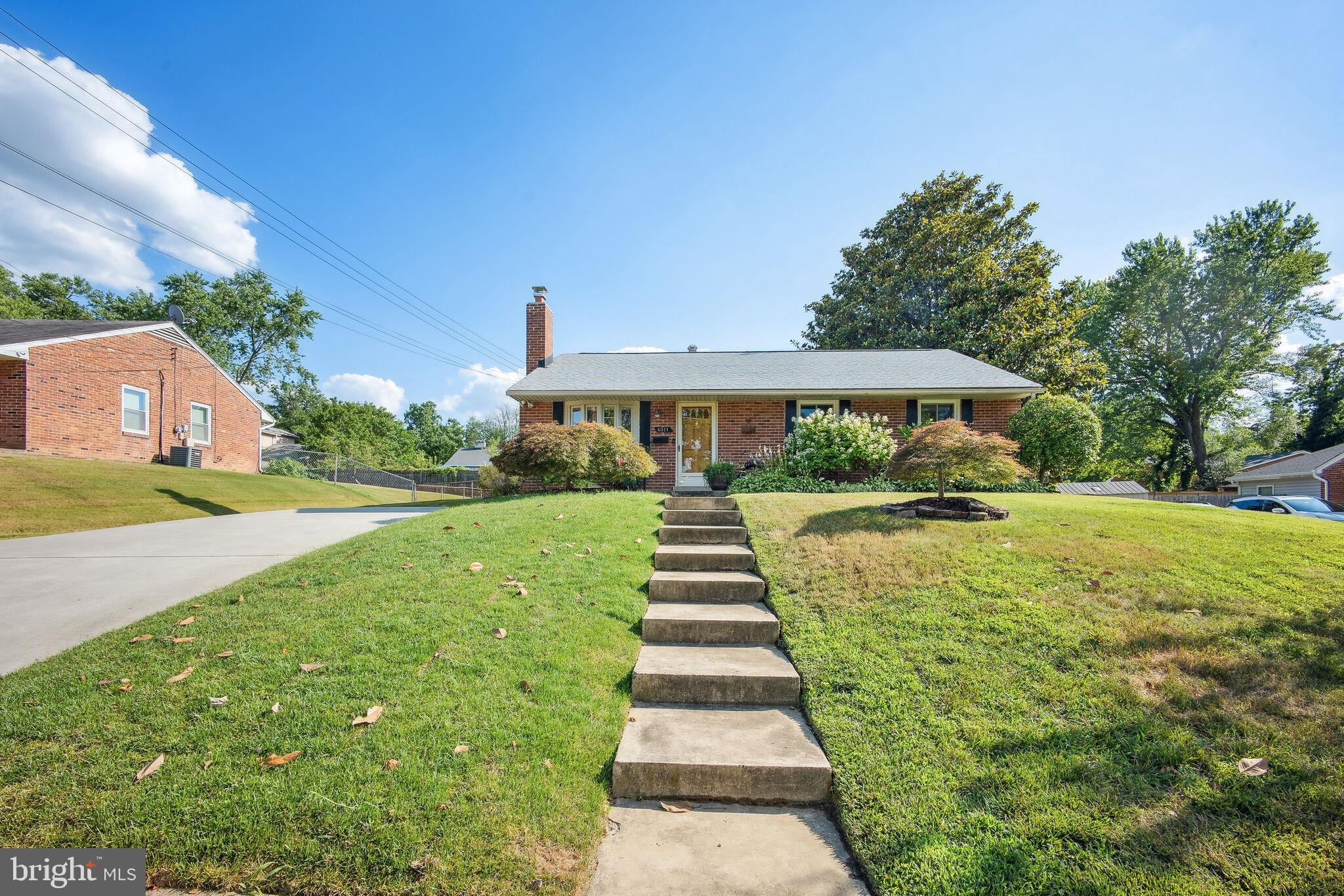 a view of a house with a yard