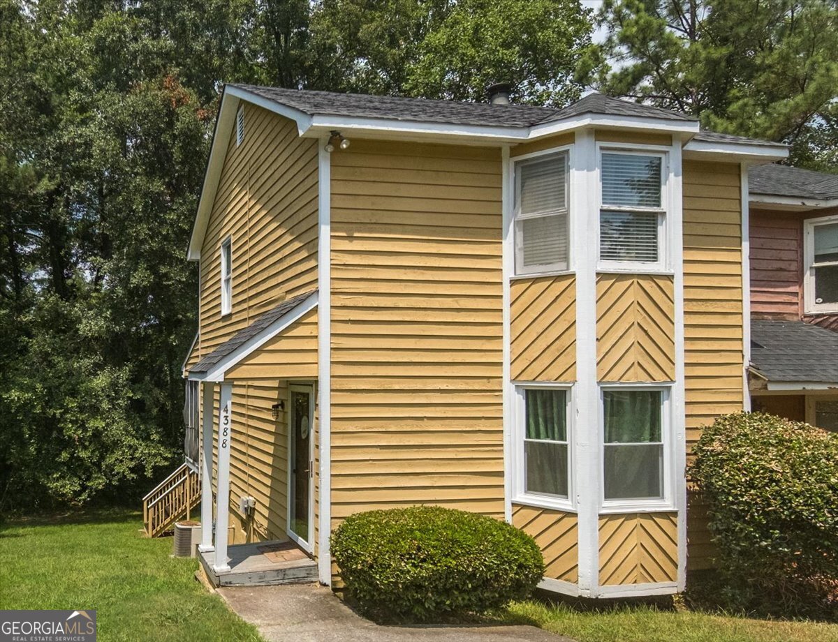 a view of a house with a yard