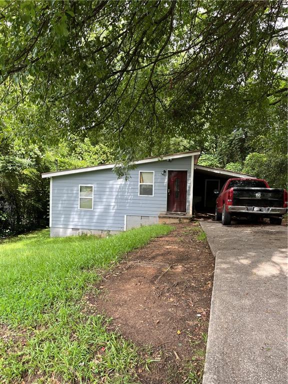 a view of a house with a yard