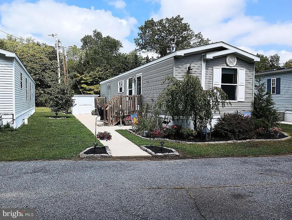 a view of a house with backyard and garden