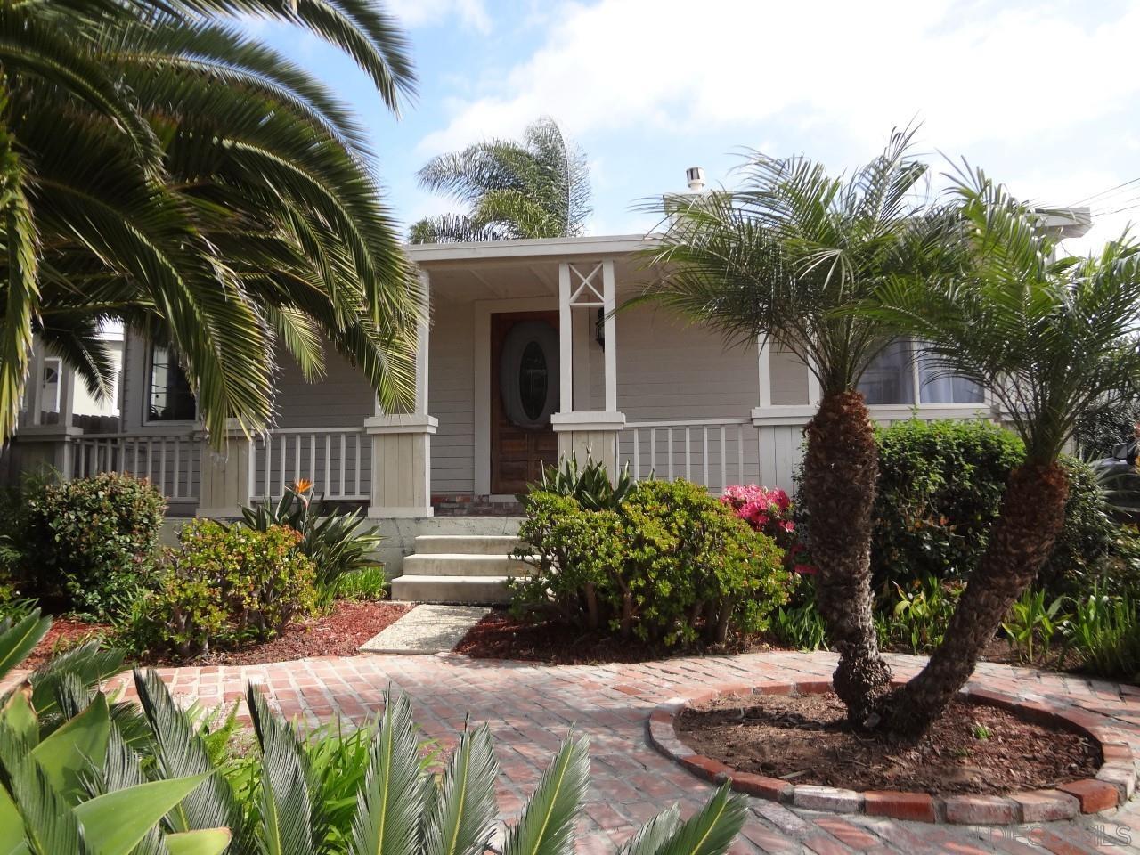 a front view of house with yard