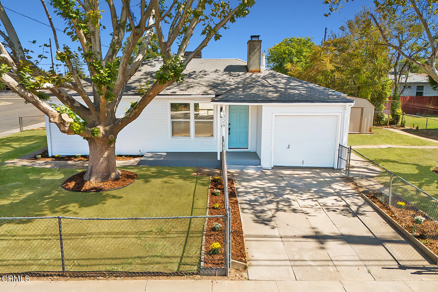 a view of a house with backyard