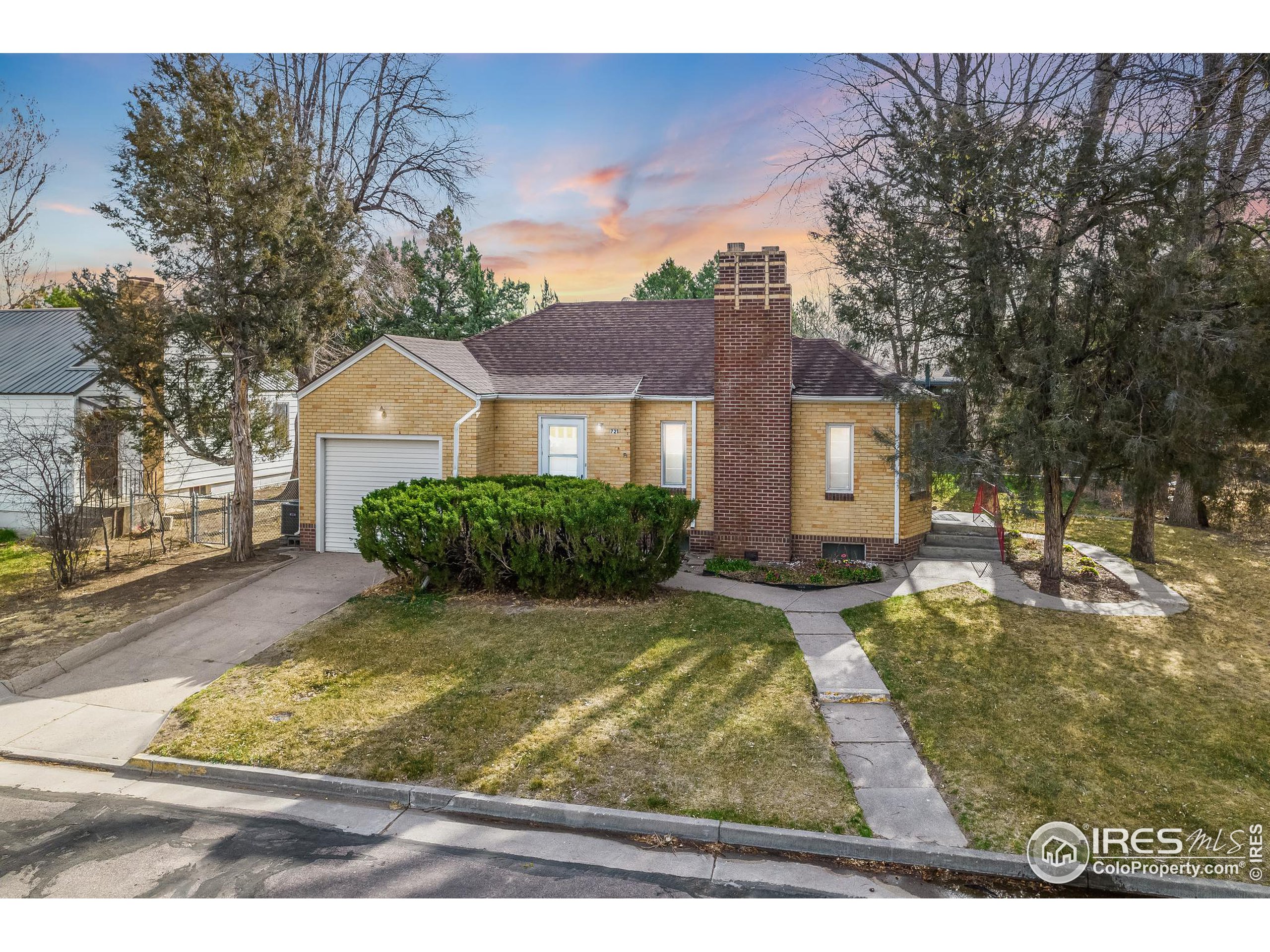 a view of a house with backyard