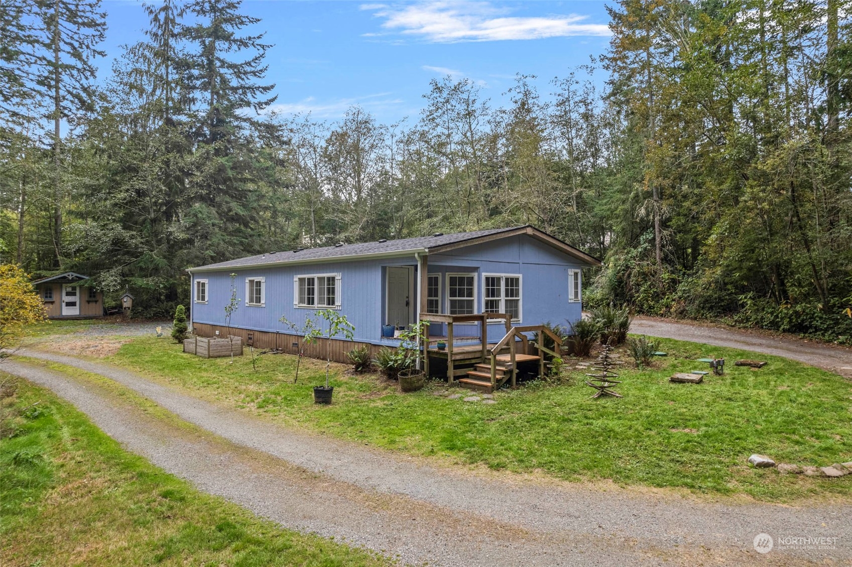 a view of a house with backyard