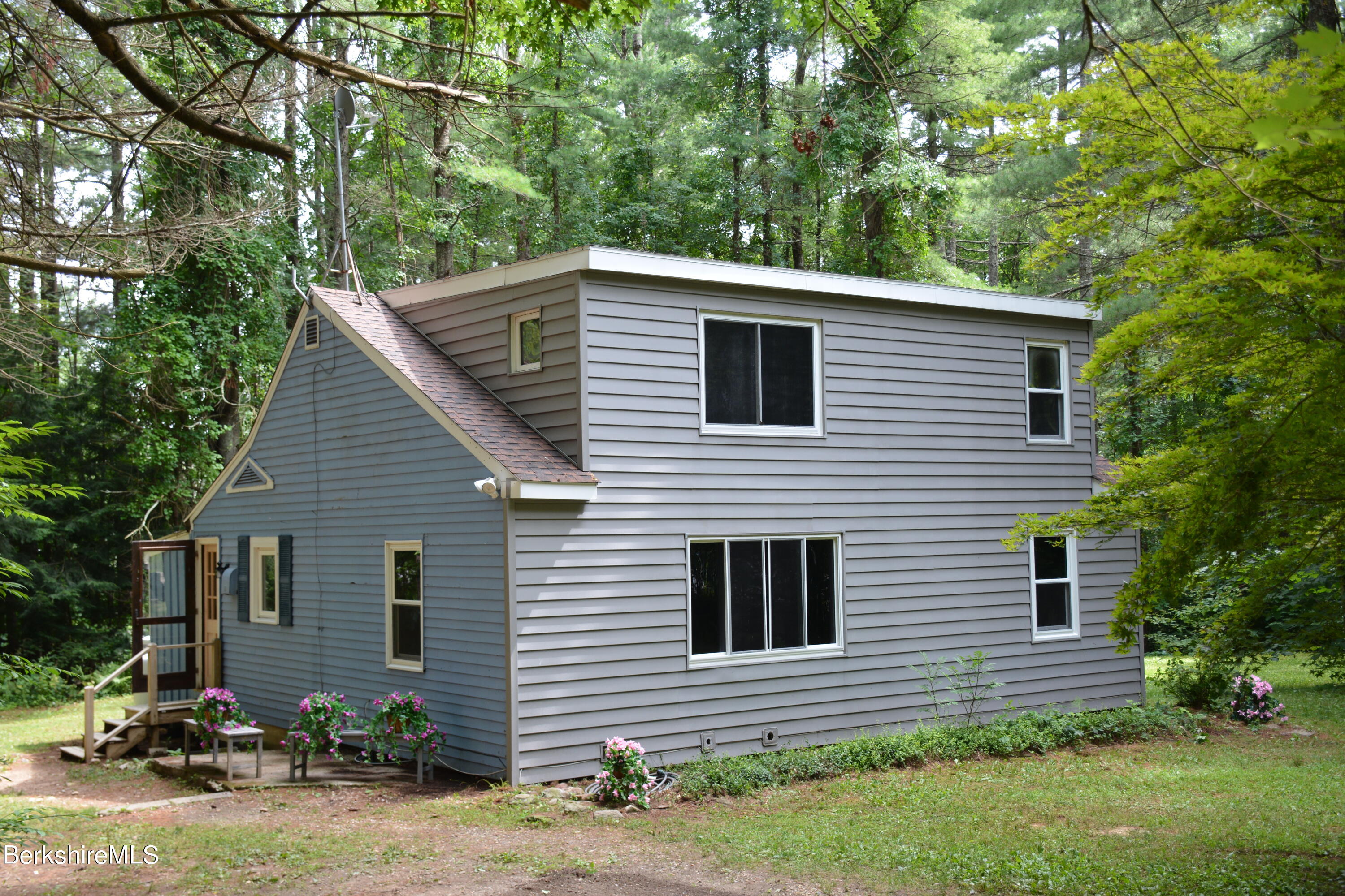 a view of a house with a yard