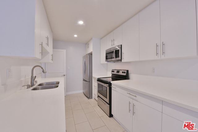 $5,200 | 136 South Palm Drive, Unit 105 | Beverly Hills