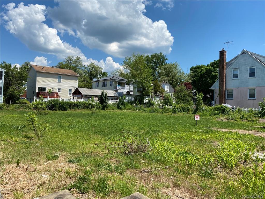 a view of a house with a back yard