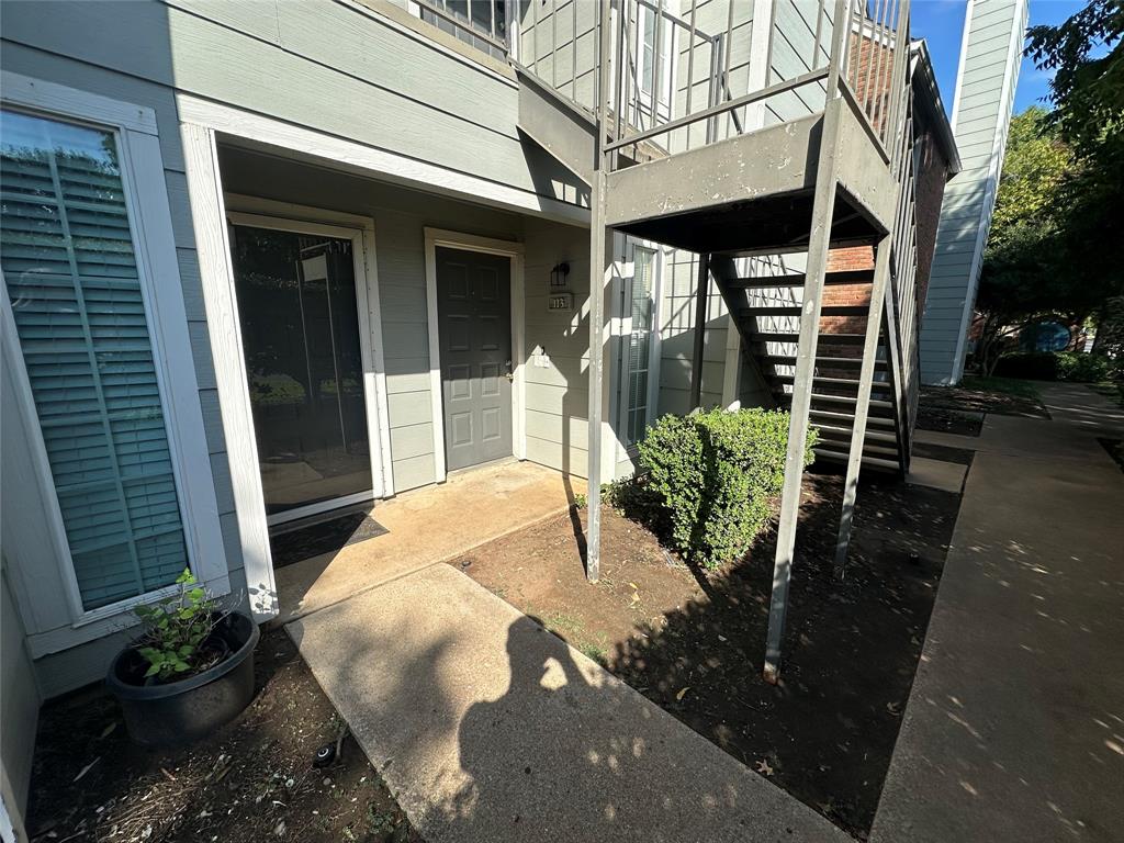 a view of a house with backyard