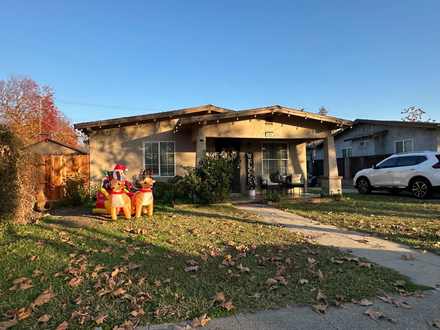 a view of a house with a yard