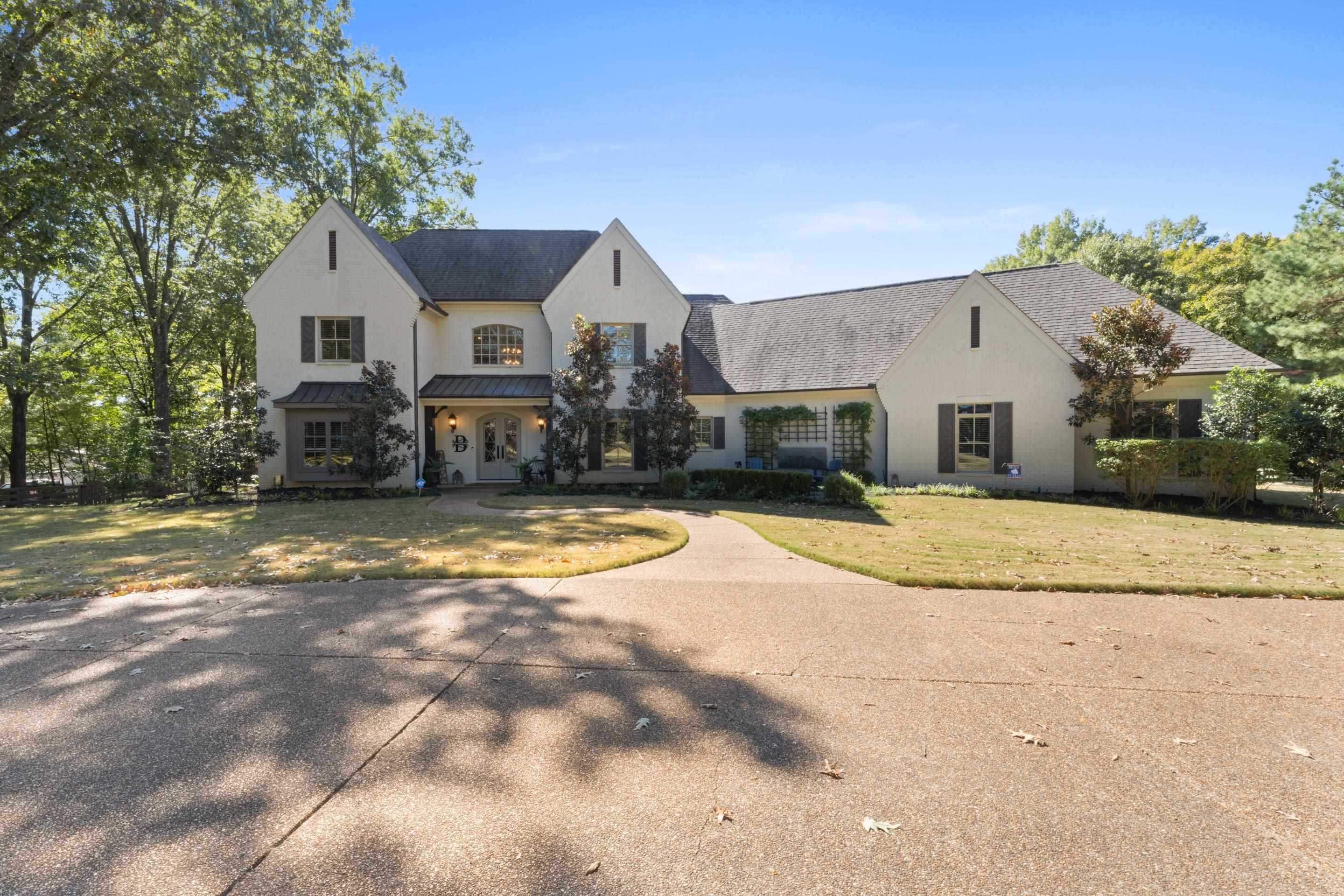 View of front of house featuring a front lawn