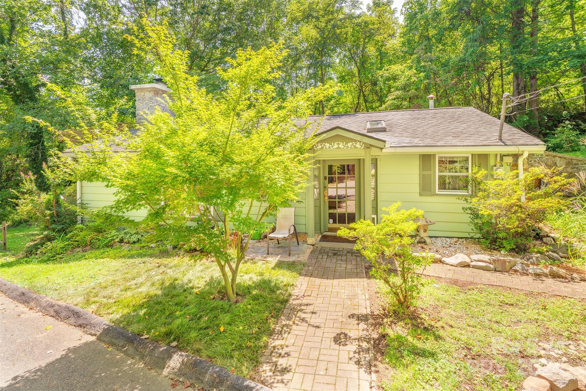 a view of a house with a yard