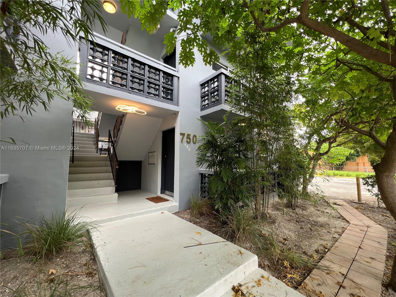 a view of entryway with outdoor space