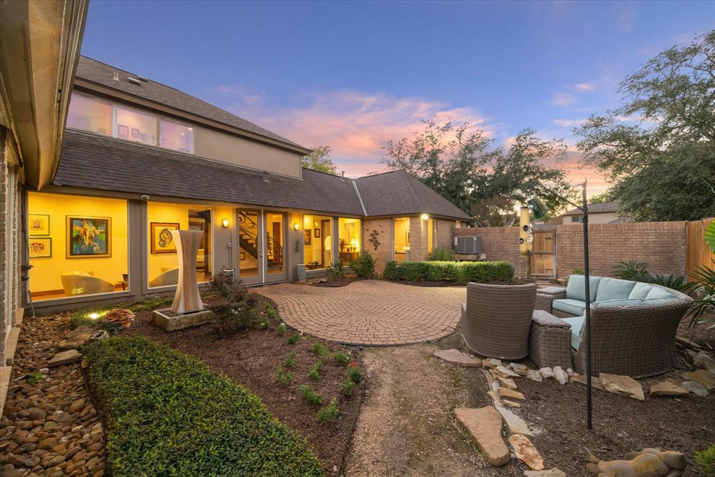 Beautiful back yard space ready for entertaining!