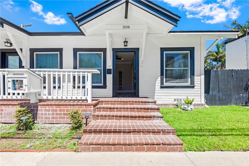 1106 Acacia. Front porch and door.