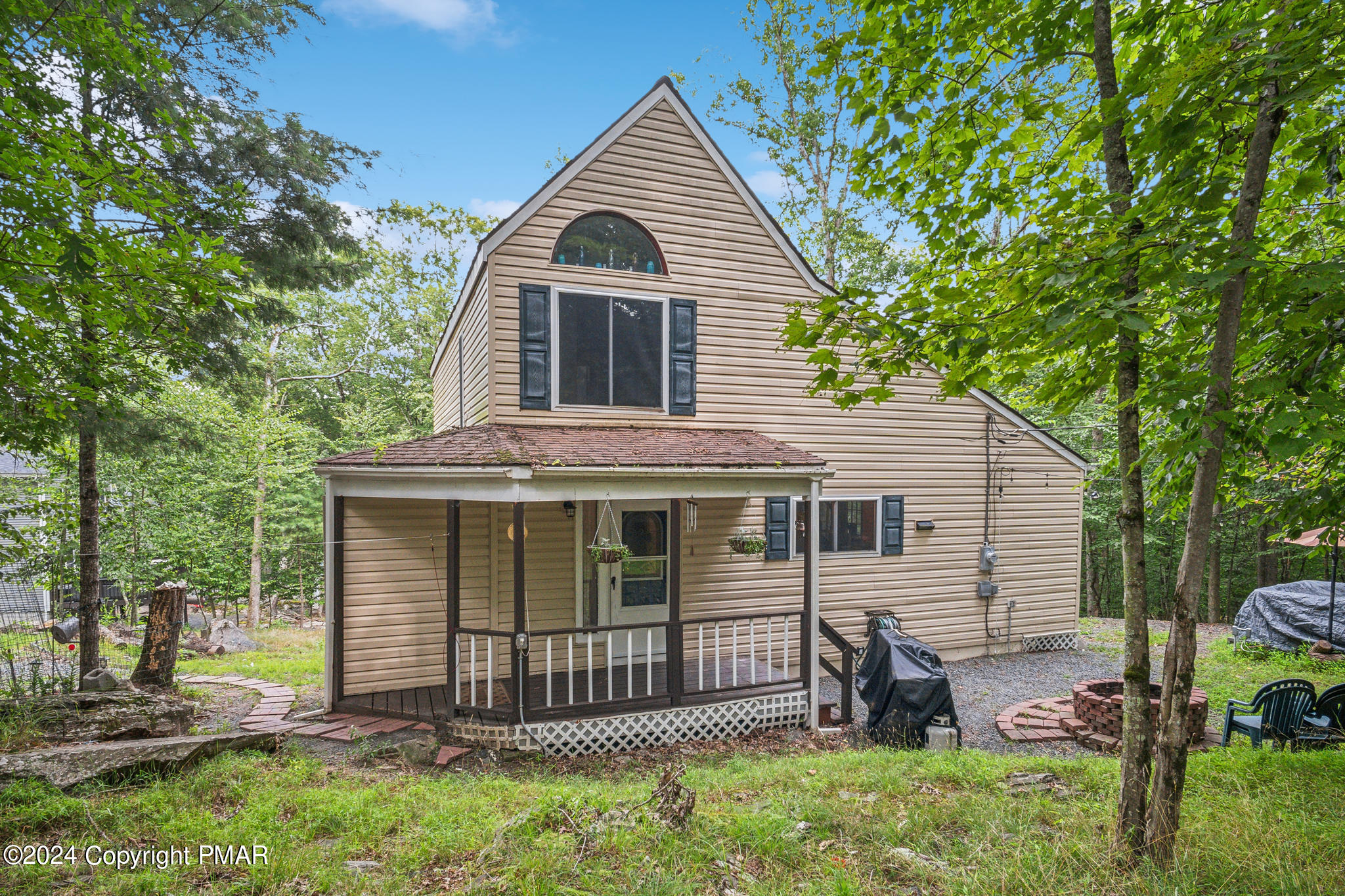 a view of a house with a yard