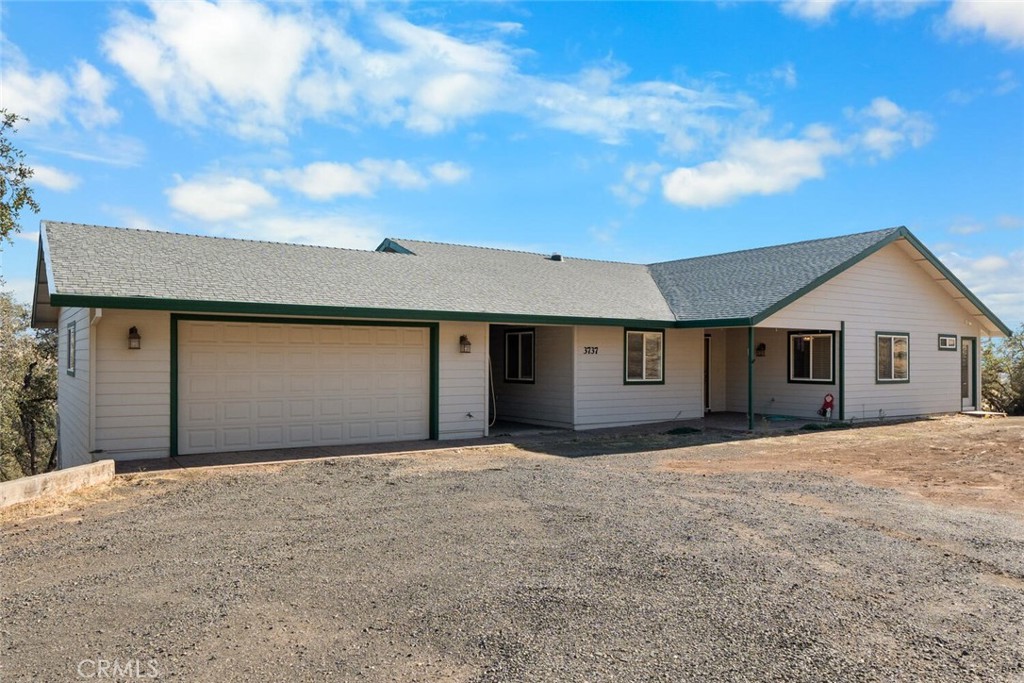 a front view of house with yard and garage