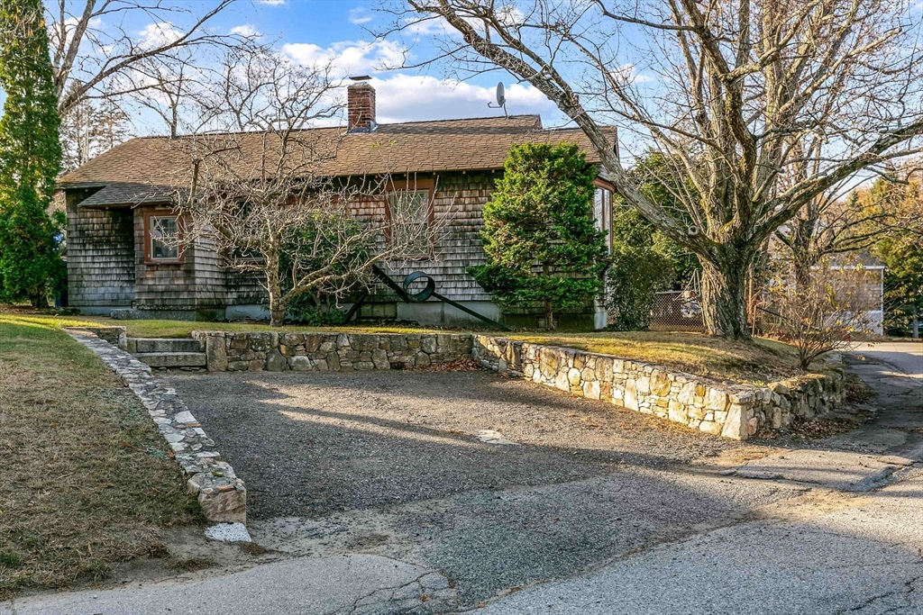 a view of a house with a yard