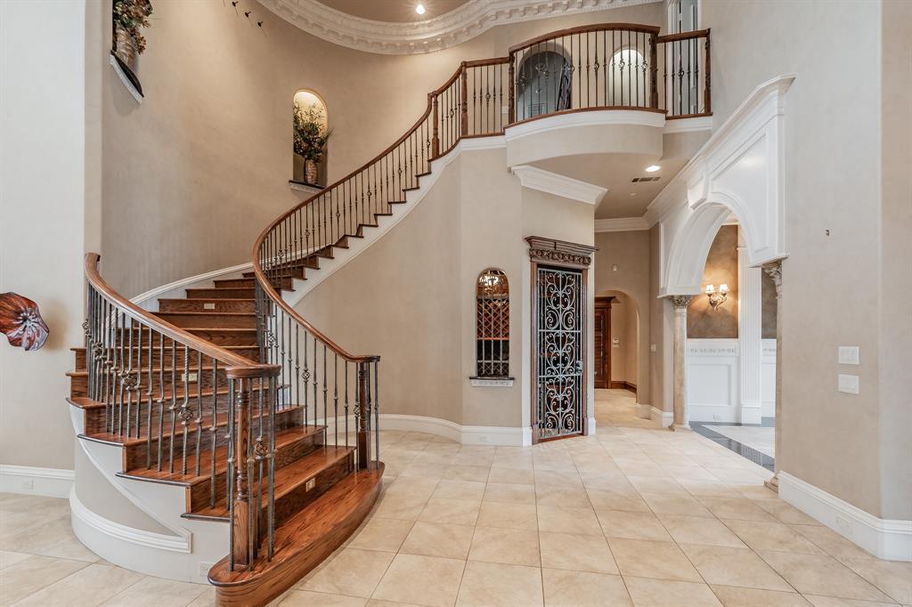 a view of entryway and hall