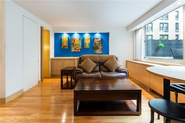 $549,999 | 301 East 78th Street, Unit 2H | Upper East Side