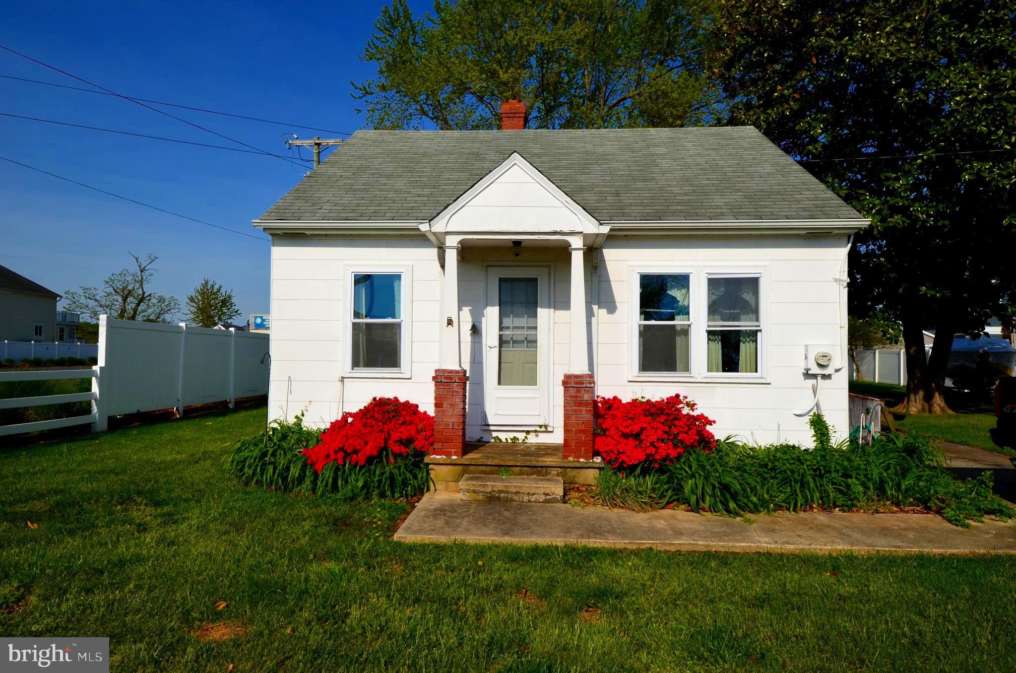 a view of an house with backyard space and garden