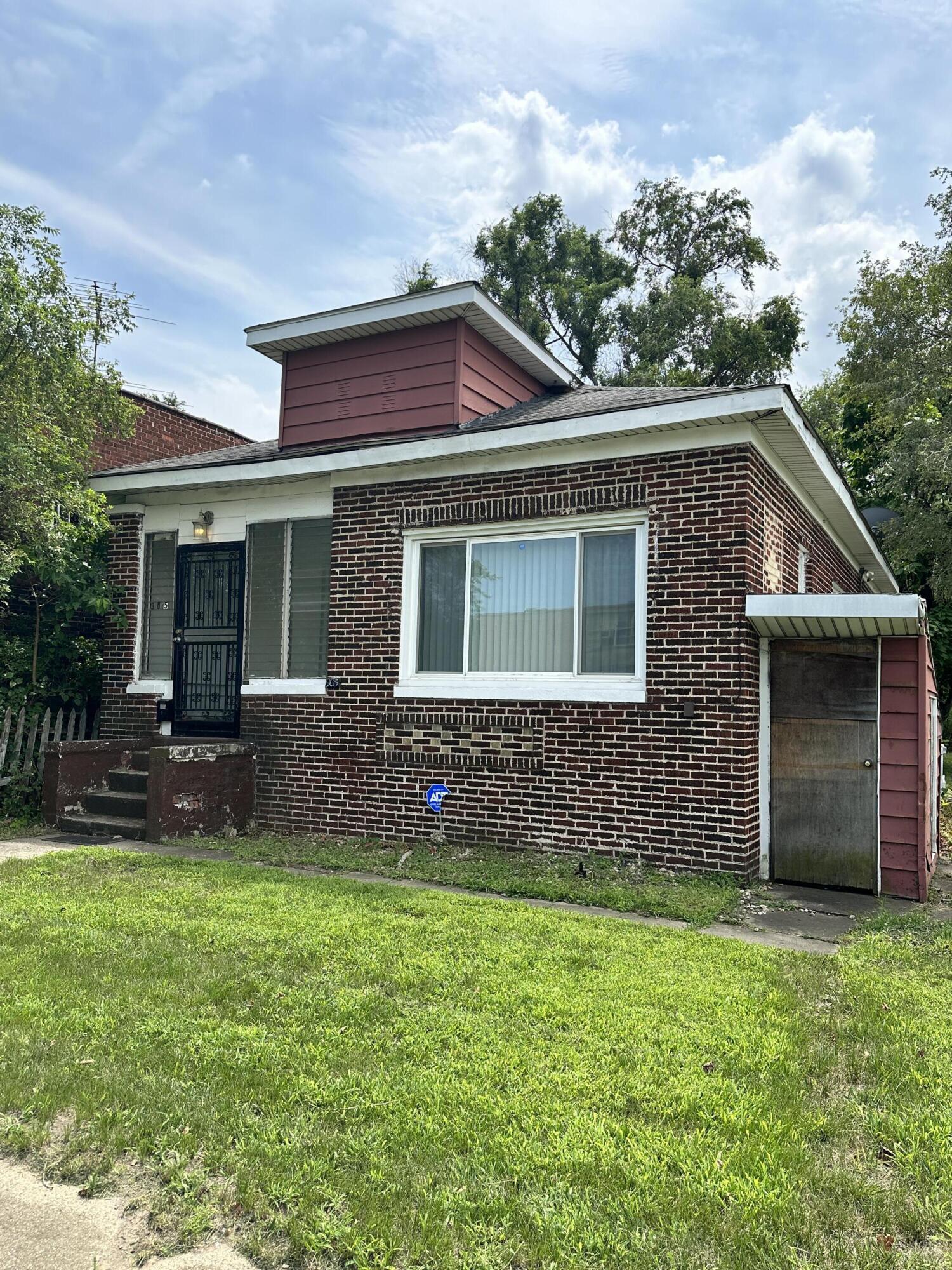 a front view of house with yard