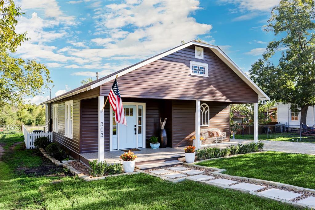 a view of a house with backyard