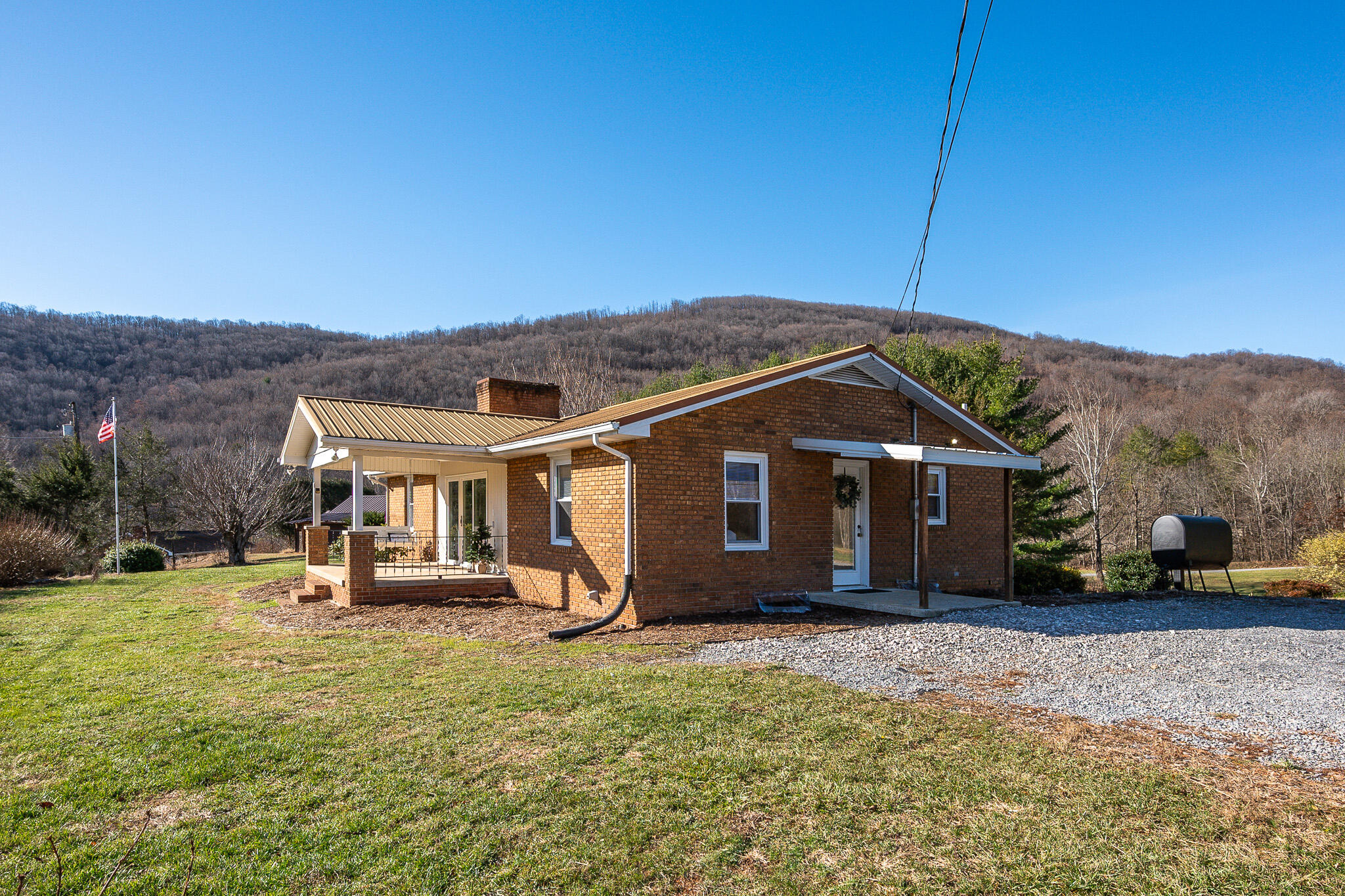 a view of a house with a yard