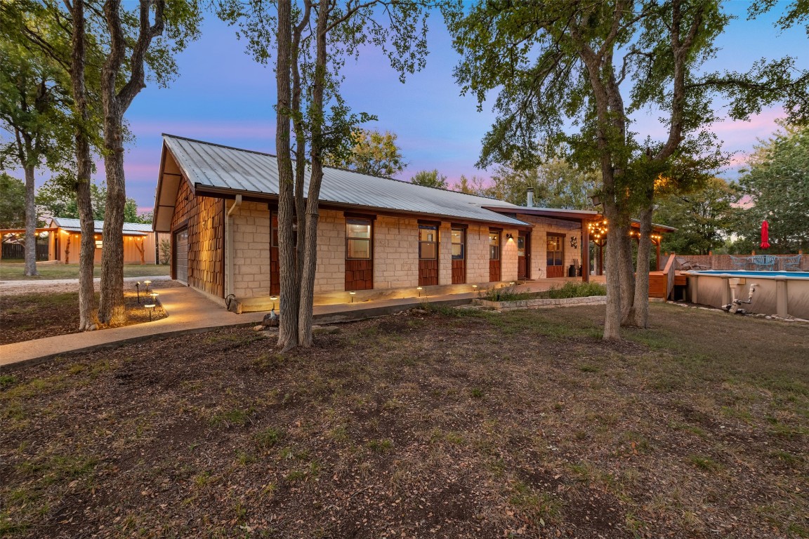 a view of a house with backyard