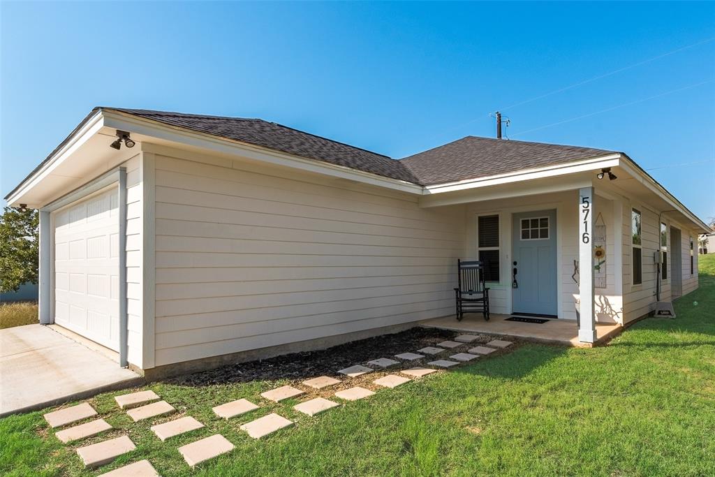 a view of a house with backyard