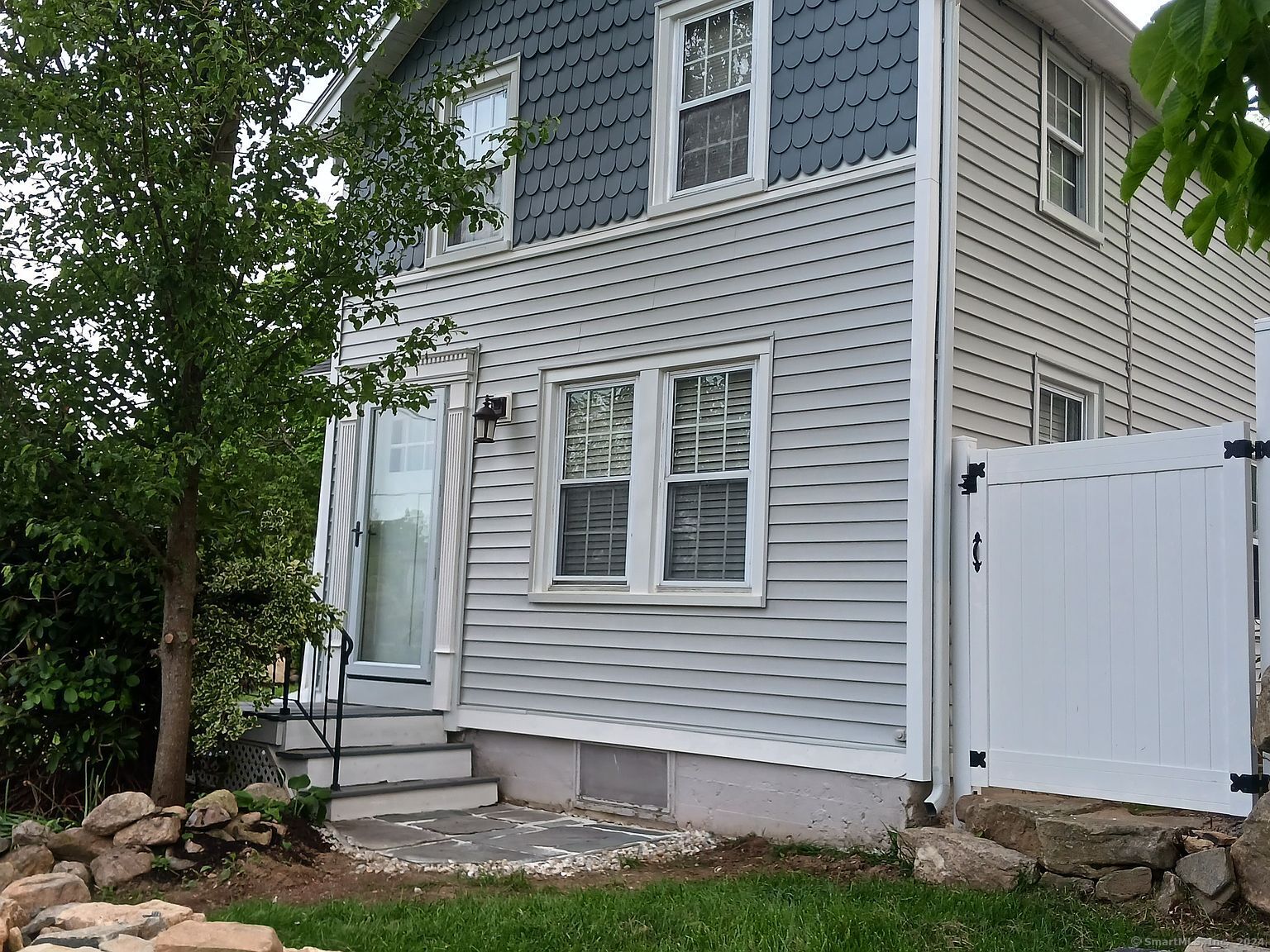 a view of a house with backyard and garden