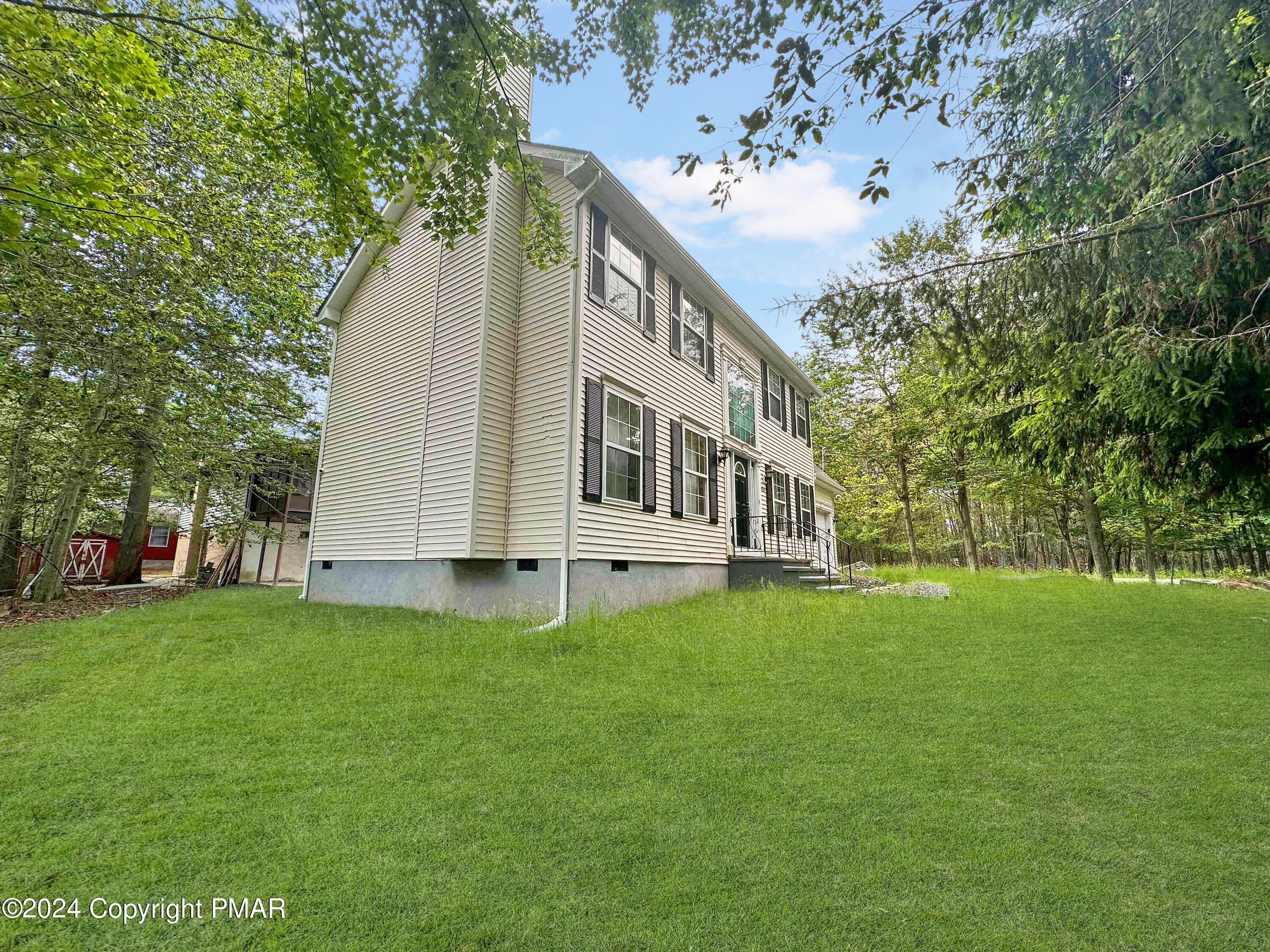 a view of a house with a backyard