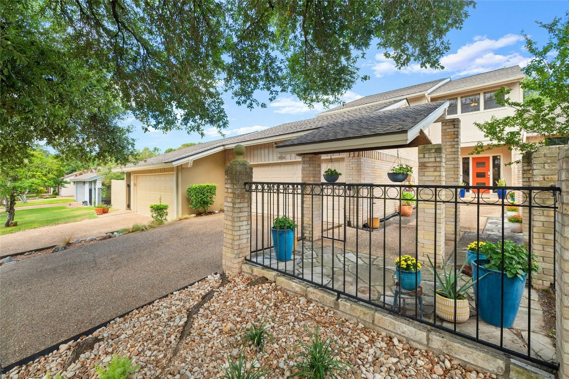 This Northwest Hills Townhouse offers easy, luxurious living with minimal exterior upkeep! Fenced front courtyard is partially covered and remainder of front yard is xeri-scaped under the shade of some huge, gorgeous Live Oak trees.