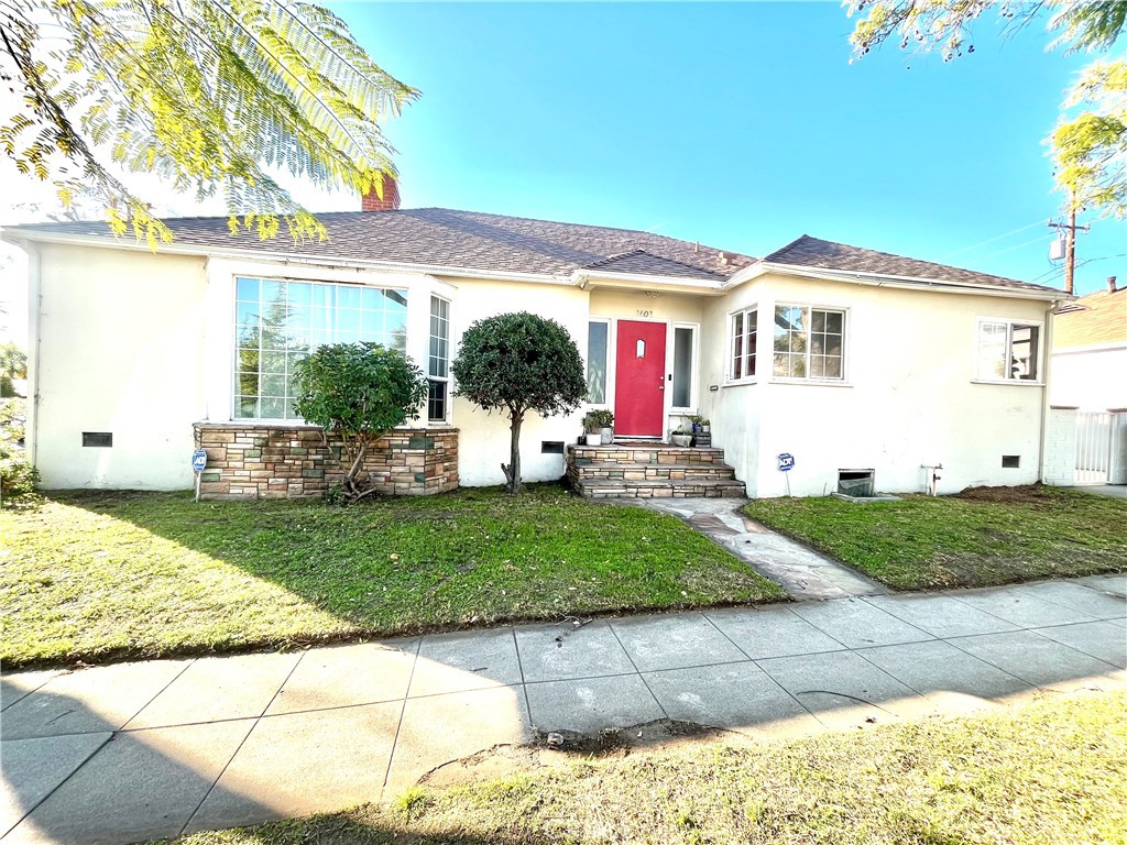 a front view of house with yard