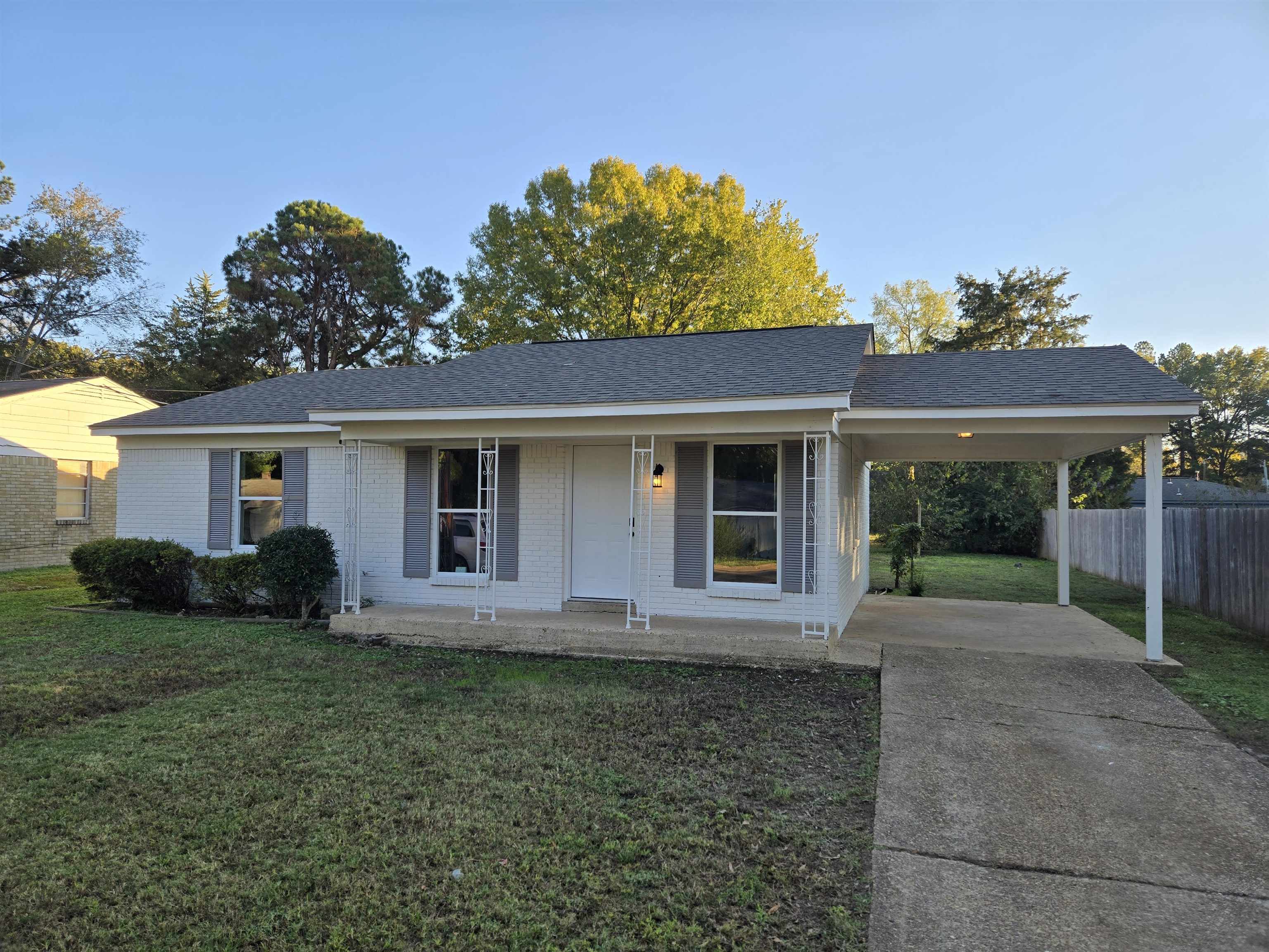 a view of a house with a yard