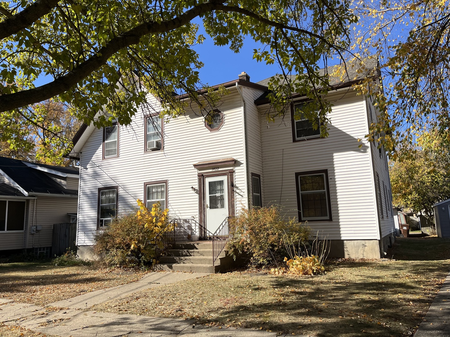 a view of a house with a yard