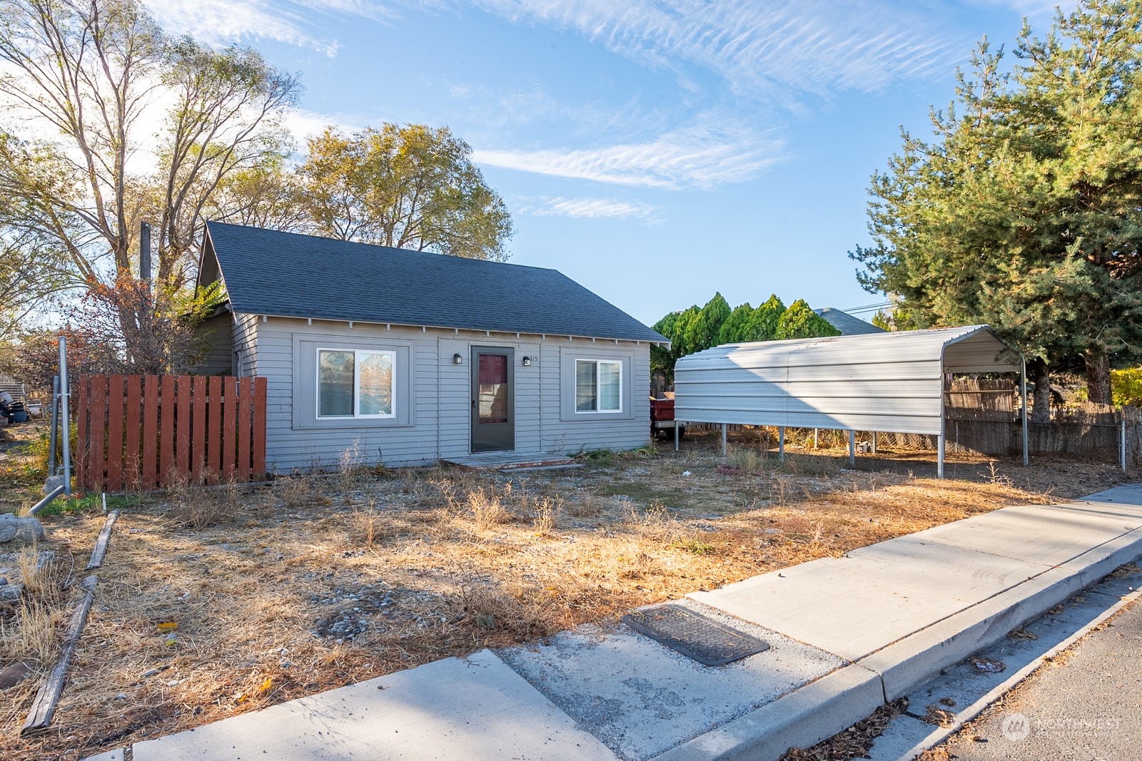 a view of a house with a yard